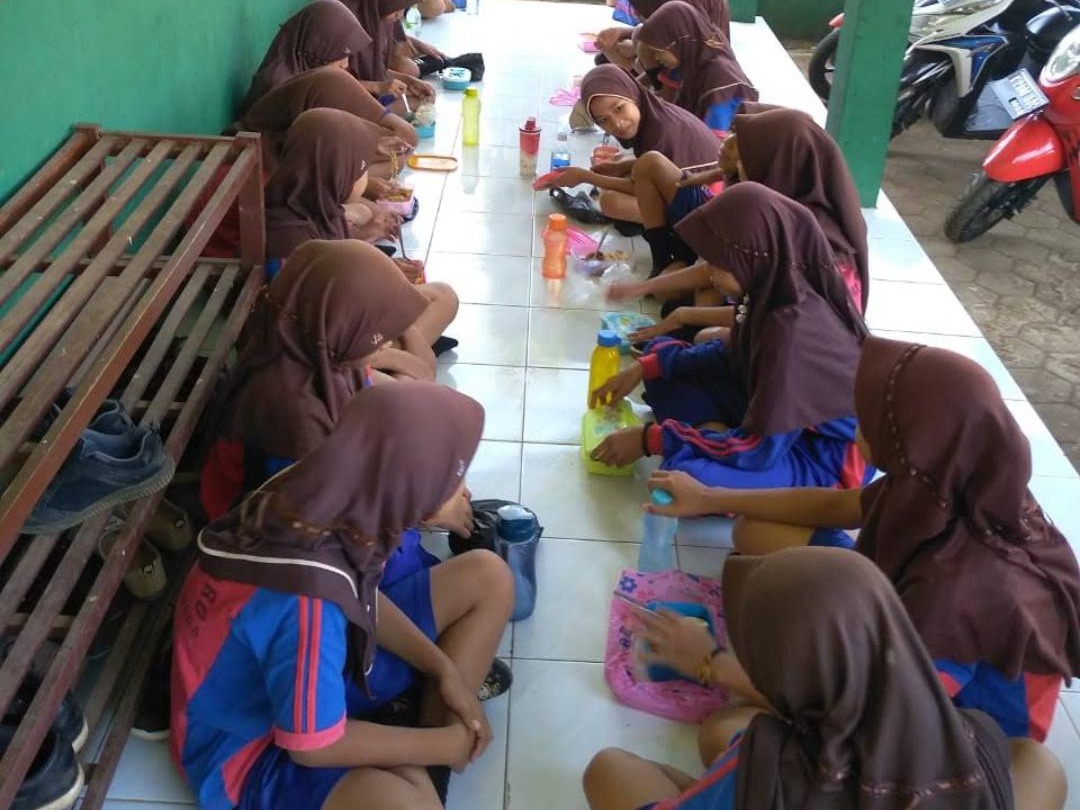 Kebersamaan di Waktu Istirahat Makan Siang